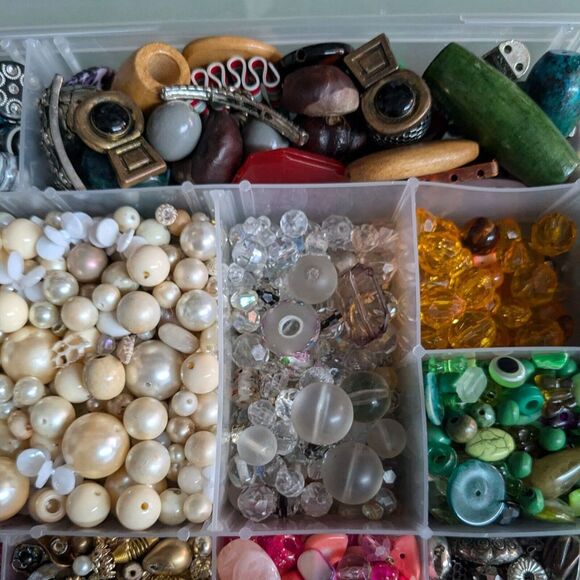 Vintage Now Bulk Jewelry Bead Lot Untested 200+ Mix and Match Glass Wood Stone - Picture 5 of 7